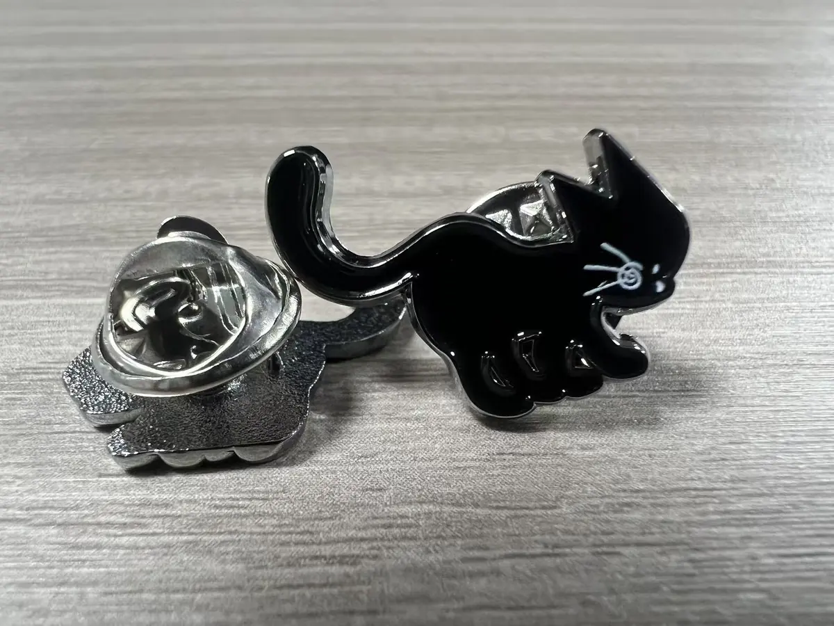 Complete black cat-shaped enamel and nickel-plated band pin